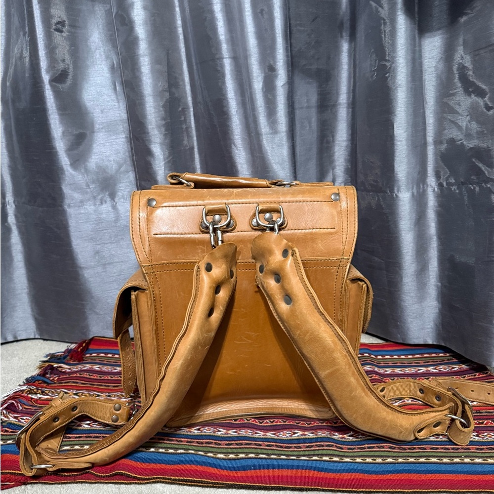 Vintage Saddleback Leather “The Tank” Backpack — Original Model - Picture 5 of 9